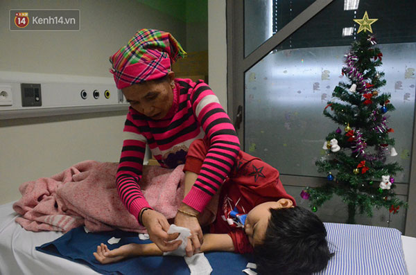 Xót lòng những đứa trẻ phải đón tết trước cổng bệnh viện ở Hà Nội: Nhắc đến quê nhà lại ứa nước mắt vì nhớ