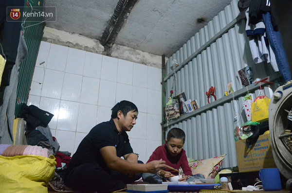 Xót lòng những đứa trẻ phải đón tết trước cổng bệnh viện ở Hà Nội: Nhắc đến quê nhà lại ứa nước mắt vì nhớ