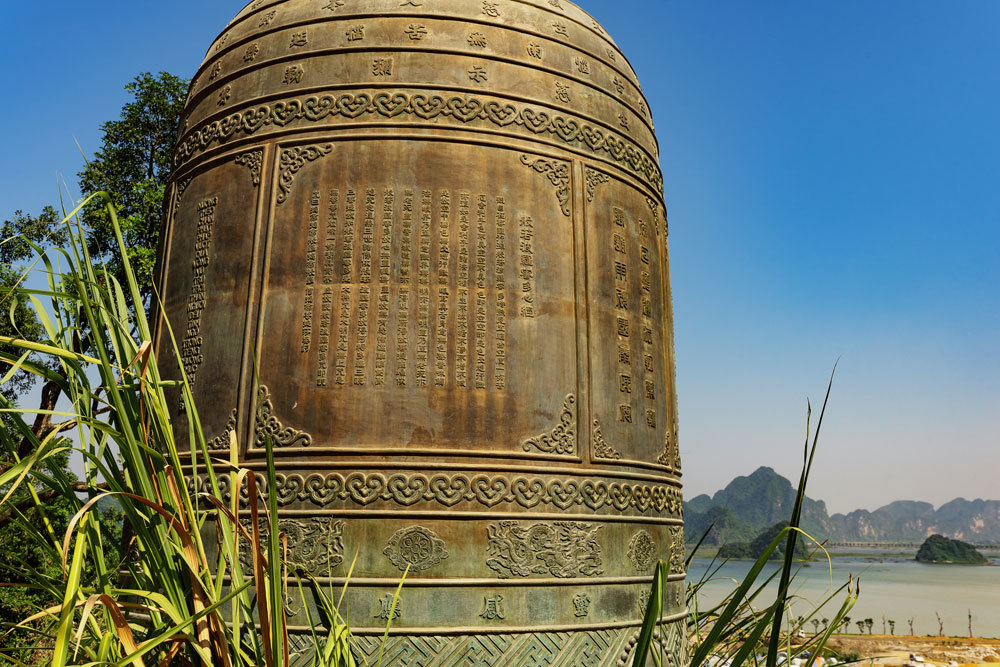 Đấu giá thiên thạch mặt trăng, đại gia xây chùa lớn nhất Việt Nam