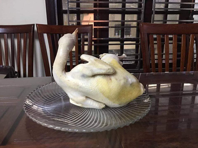 Mồng 1 Tết cười không ngậm được mồm với những chú gà dáng trên mâm cúng: Dáng đứng lả lơi, mặt biểu cảm hài hước