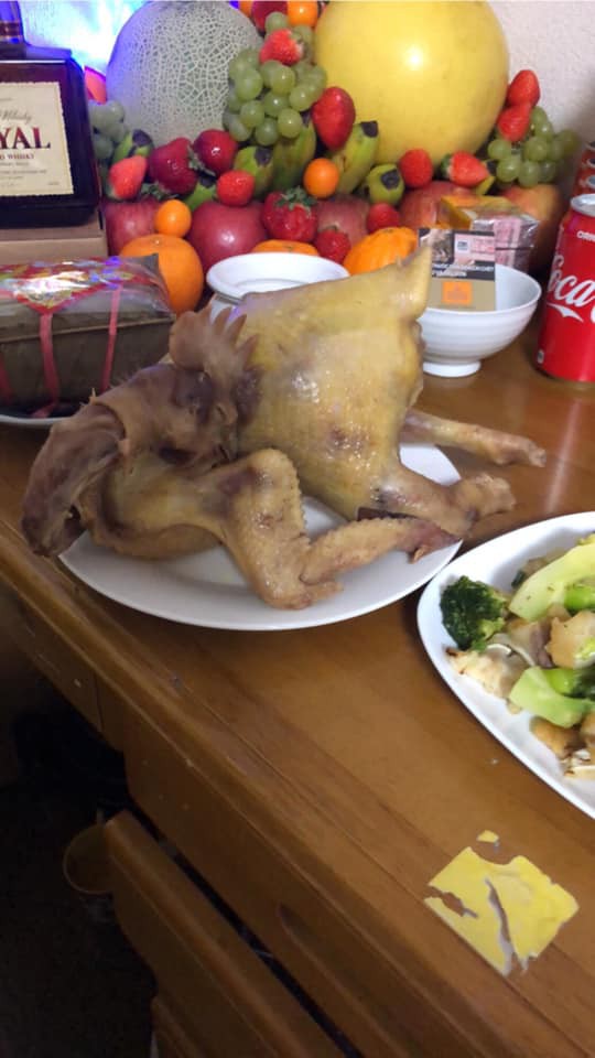 Mồng 1 Tết cười không ngậm được mồm với những chú gà dáng trên mâm cúng: Dáng đứng lả lơi, mặt biểu cảm hài hước