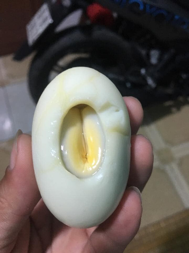 Mồng 1 Tết cười không ngậm được mồm với những chú gà dáng trên mâm cúng: Dáng đứng lả lơi, mặt biểu cảm hài hước