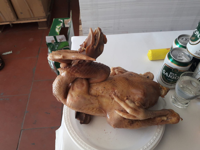 Mồng 1 Tết cười không ngậm được mồm với những chú gà dáng trên mâm cúng: Dáng đứng lả lơi, mặt biểu cảm hài hước