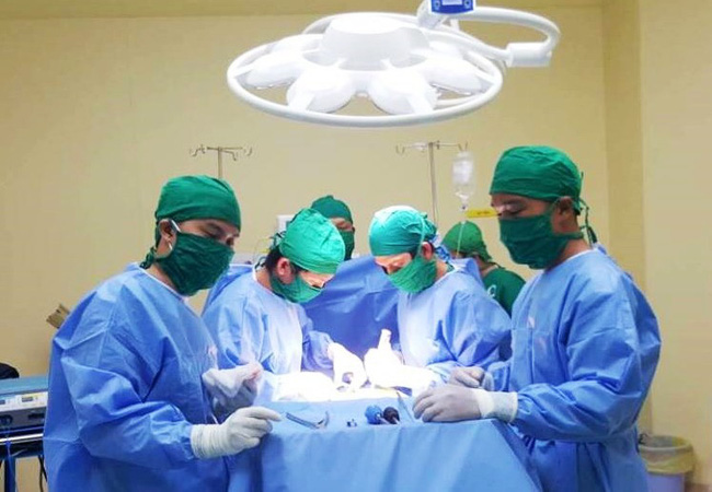 Chuyện cảm động đêm giao thừa: Người phụ nữ mang thai nguy kịch không có tiền mổ, bác sĩ cứu trước tính sau