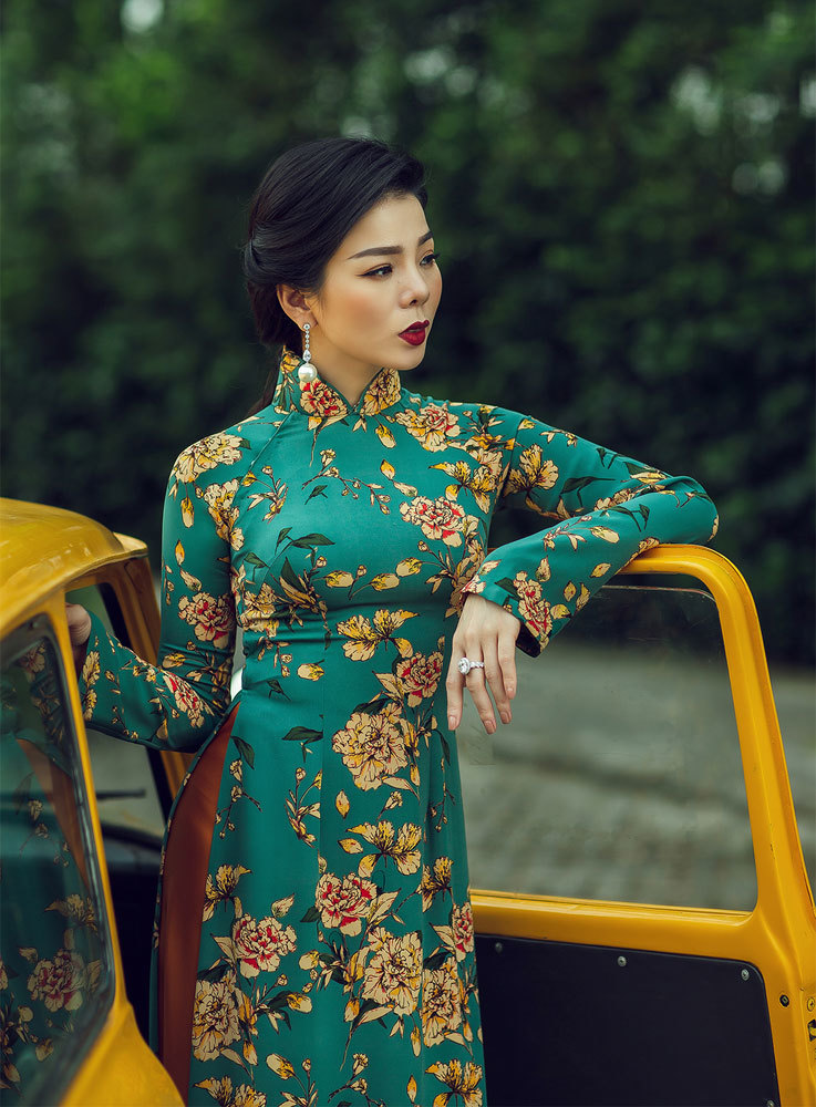 Lệ Quyên được fan nam tặng 100 tờ đô la khi đi hát ngày Tết