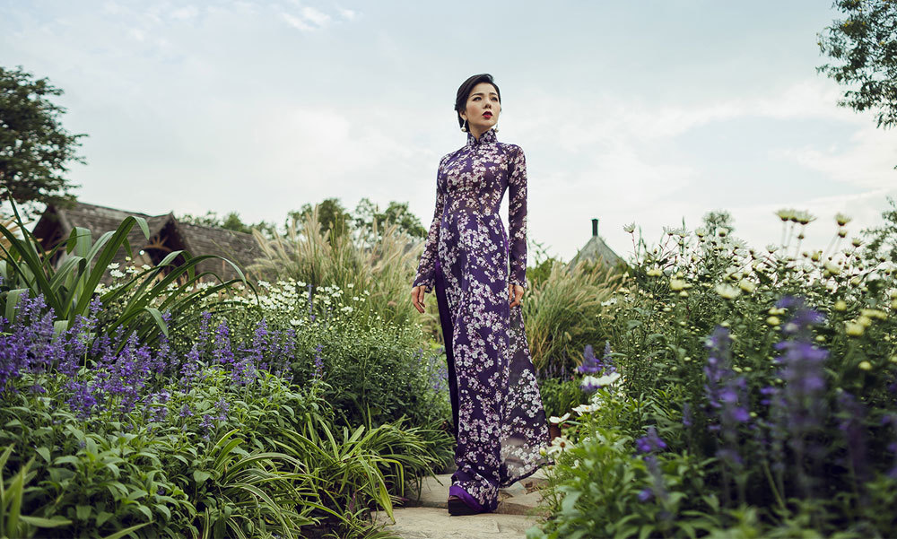 Lệ Quyên được fan nam tặng 100 tờ đô la khi đi hát ngày Tết