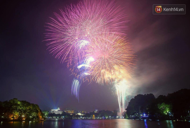 Pháo hoa rợp trời đêm giao thừa, cả nước hân hoan chào đón năm mới Kỷ Hợi 2019