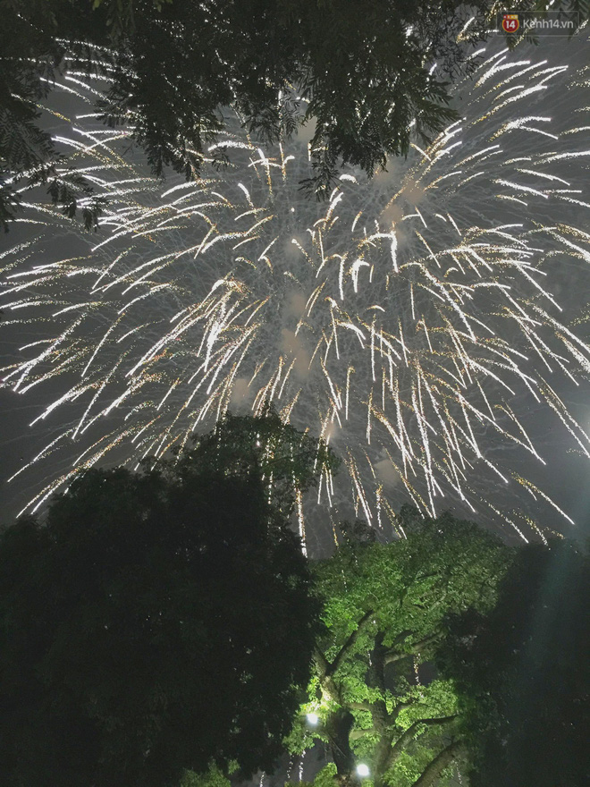 Pháo hoa rợp trời đêm giao thừa, cả nước hân hoan chào đón năm mới Kỷ Hợi 2019