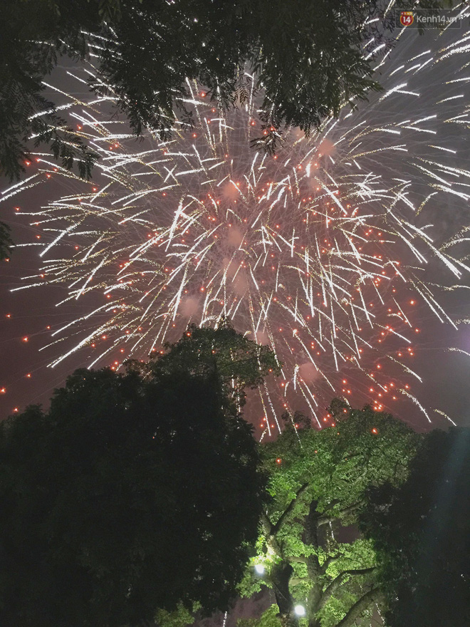 Pháo hoa rợp trời đêm giao thừa, cả nước hân hoan chào đón năm mới Kỷ Hợi 2019