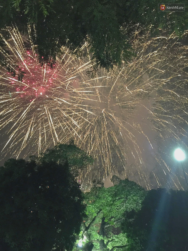 Pháo hoa rợp trời đêm giao thừa, cả nước hân hoan chào đón năm mới Kỷ Hợi 2019