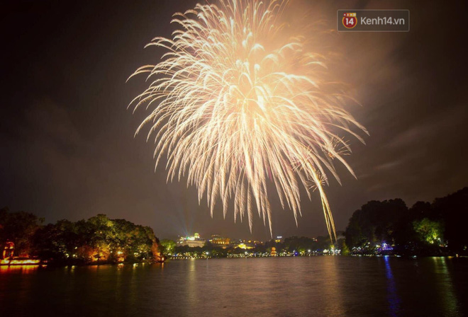 Pháo hoa rợp trời đêm giao thừa, cả nước hân hoan chào đón năm mới Kỷ Hợi 2019