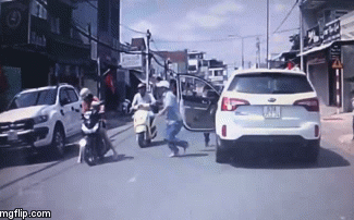 Bé trai lao từ nhà ra đụng trúng xe máy, cái tát sau đó của ông bố khiến cả MXH chỉ trích