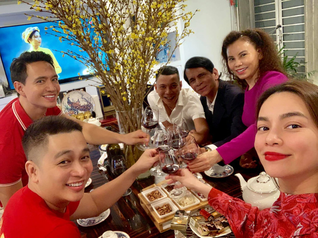 Kim Lý quây quần đón giao thừa cùng gia đình Hồ Ngọc Hà