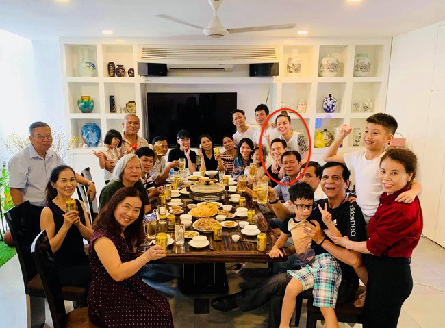 Kim Lý quây quần đón giao thừa cùng gia đình Hồ Ngọc Hà