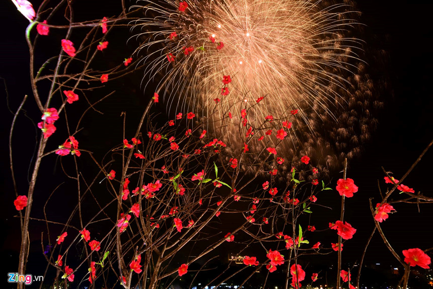 Pháo hoa chào năm mới khắp ba miền Bắc Trung Nam
