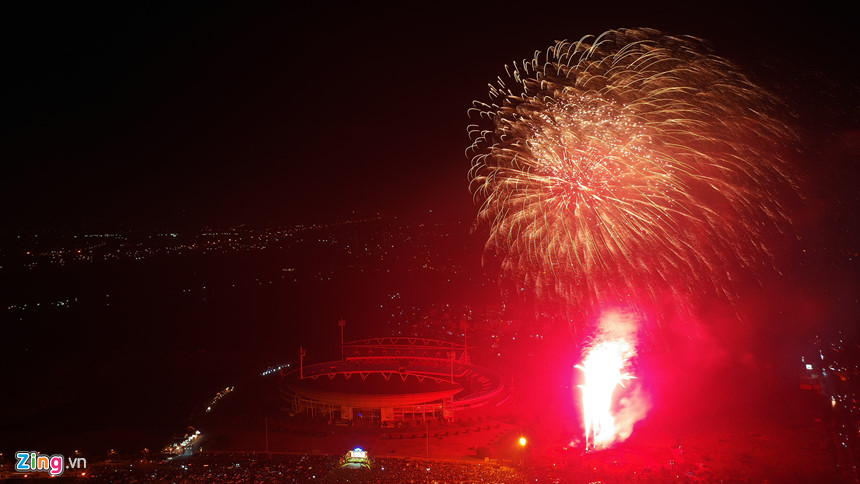 Pháo hoa chào năm mới khắp ba miền Bắc Trung Nam