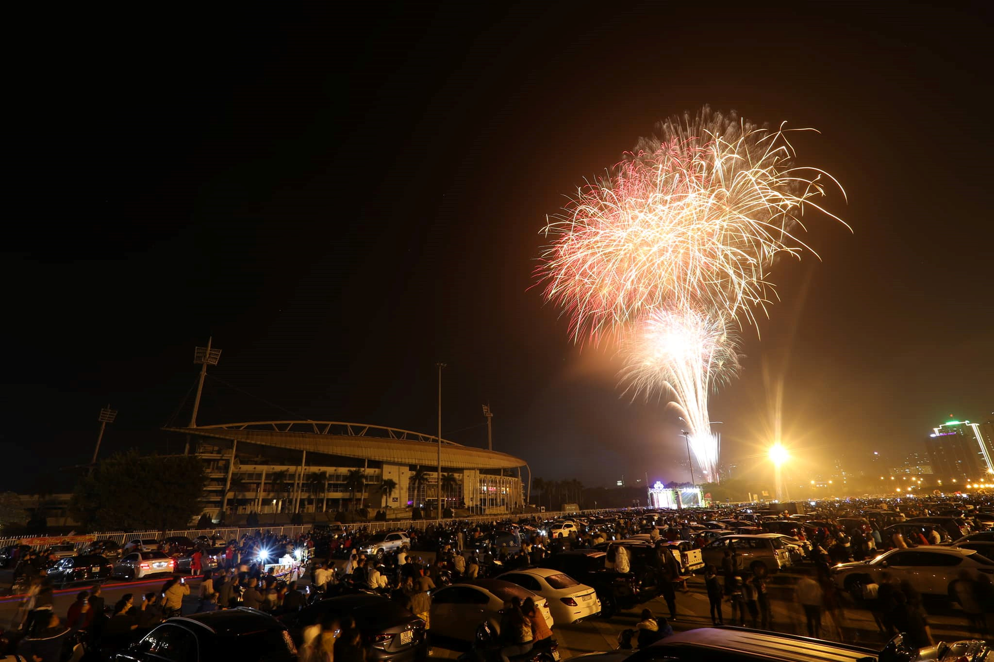 Pháo hoa chào năm mới khắp ba miền Bắc Trung Nam