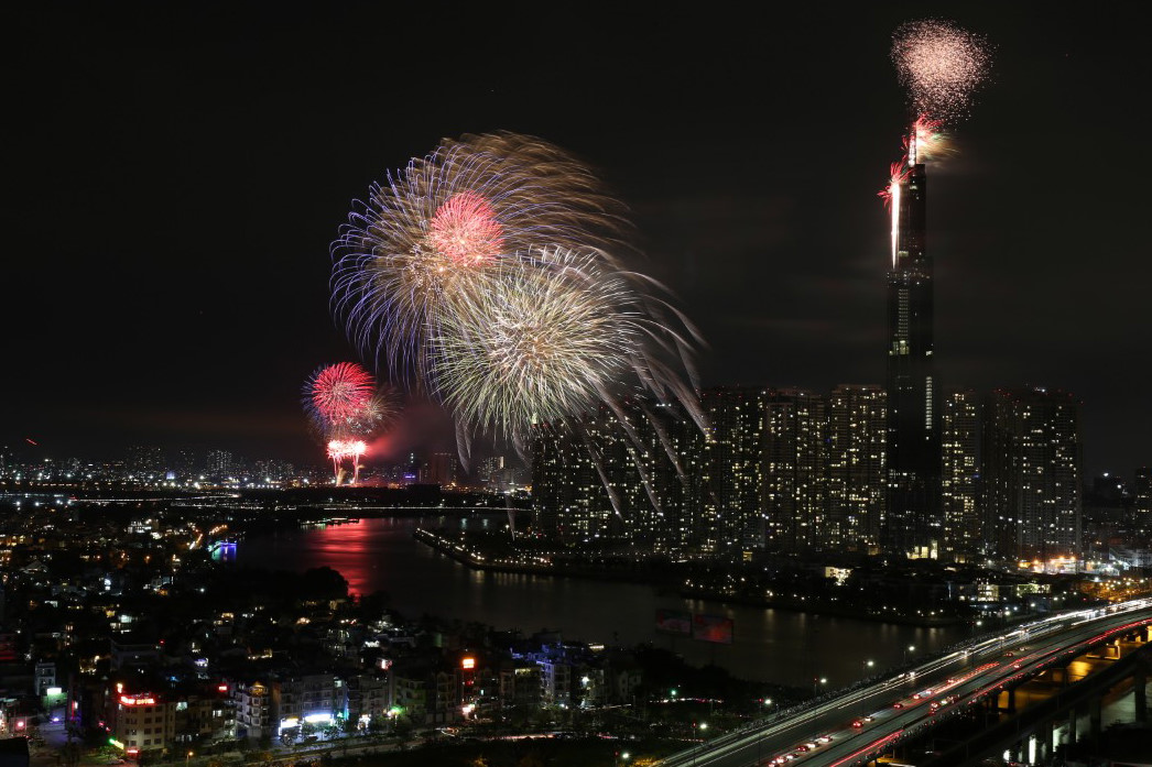 Pháo hoa chào năm mới khắp ba miền Bắc Trung Nam