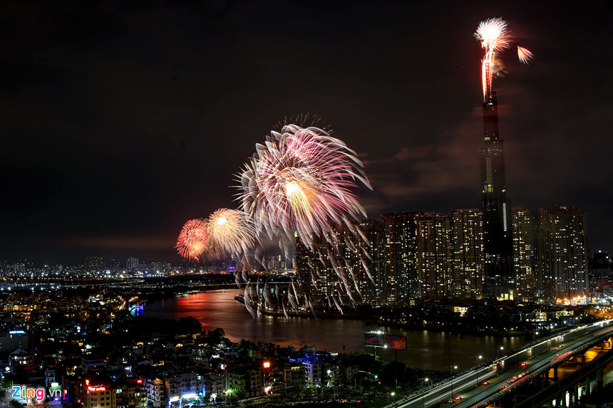 Pháo hoa chào năm mới khắp ba miền Bắc Trung Nam