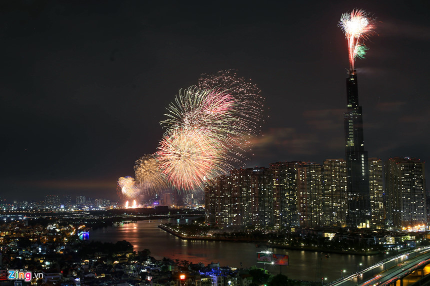 Pháo hoa chào năm mới khắp ba miền Bắc Trung Nam