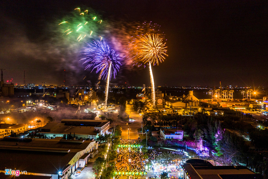 Pháo hoa chào năm mới khắp ba miền Bắc Trung Nam