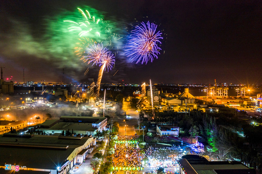 Pháo hoa chào năm mới khắp ba miền Bắc Trung Nam