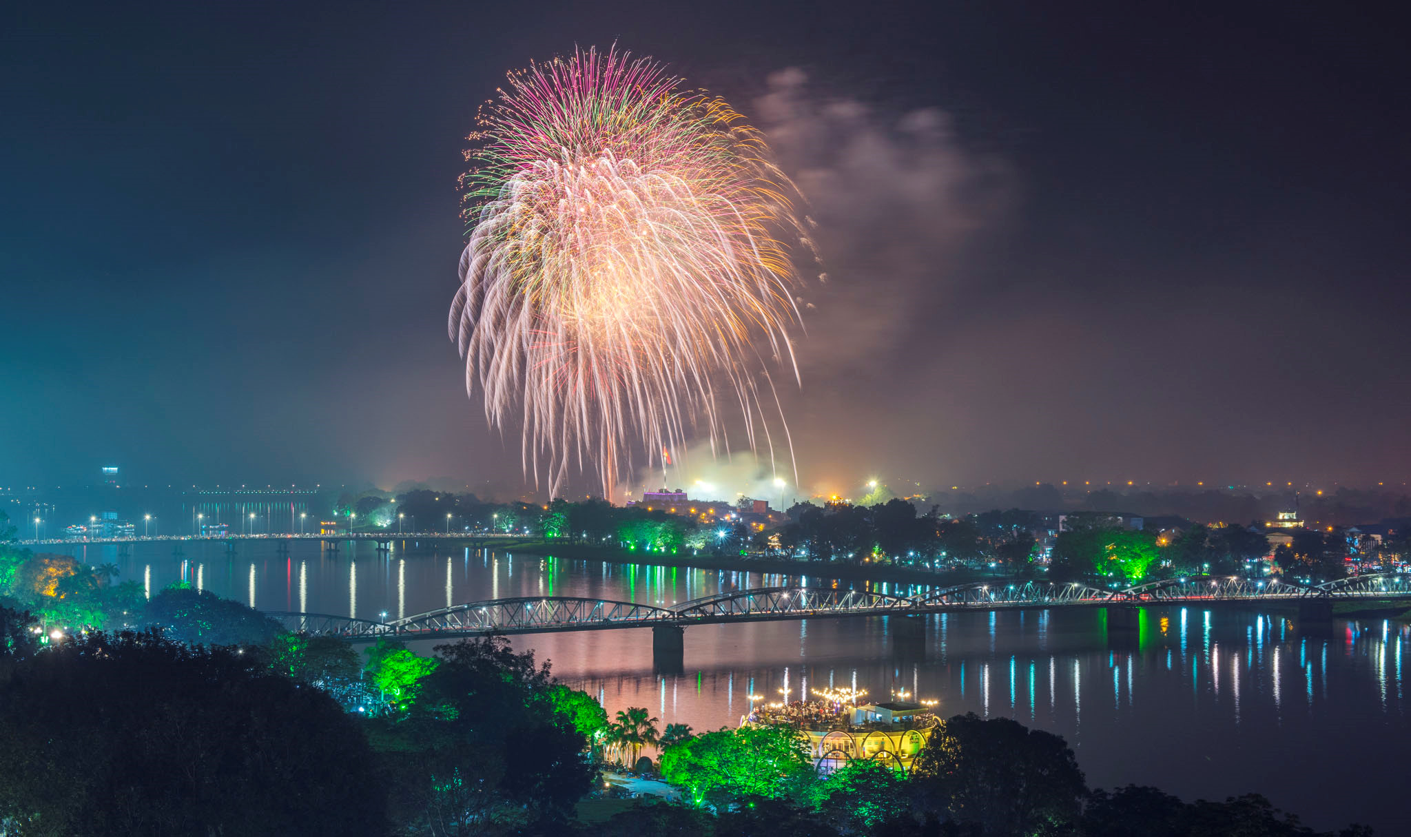 Pháo hoa chào năm mới khắp ba miền Bắc Trung Nam