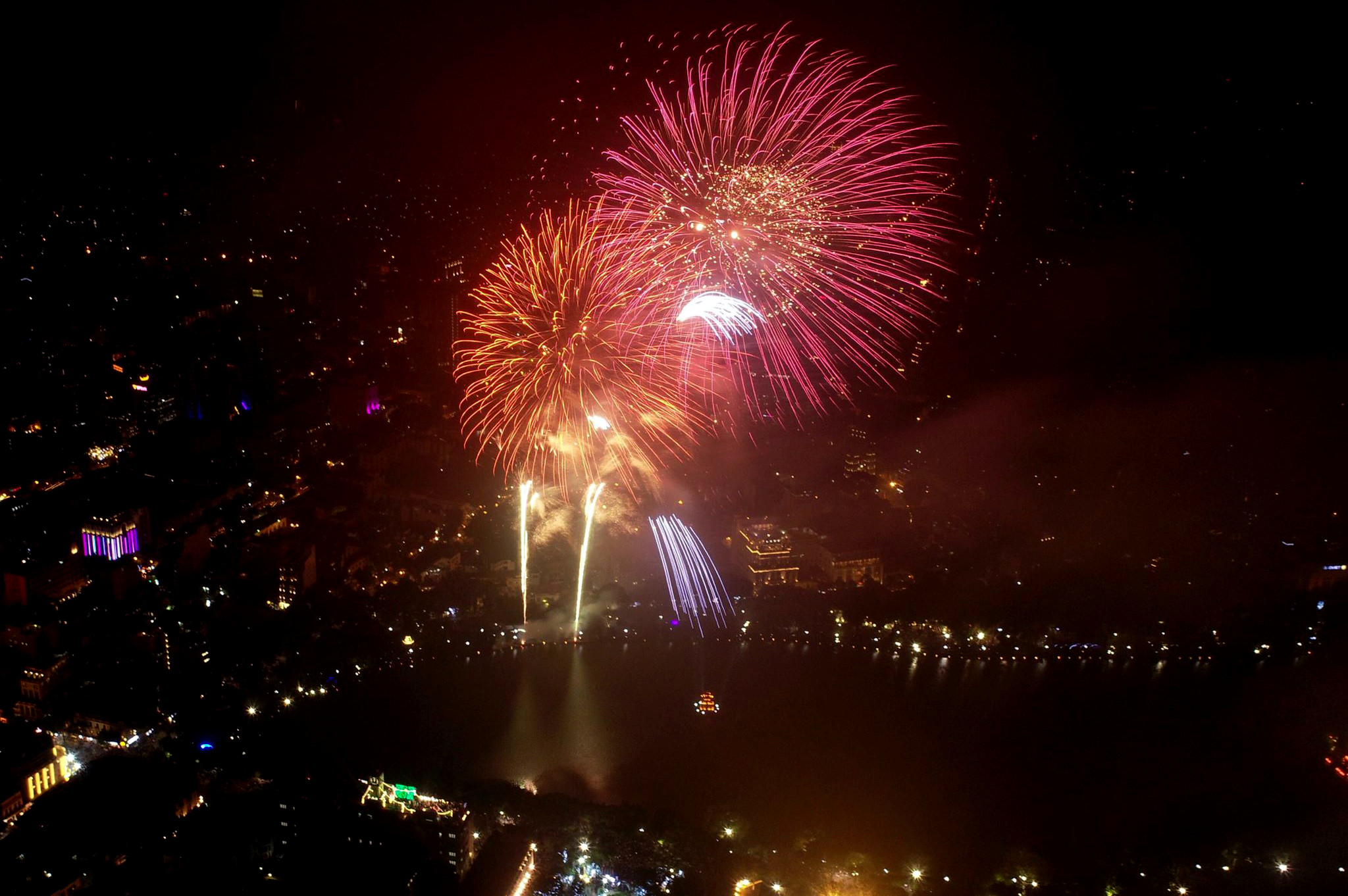 Pháo hoa chào năm mới khắp ba miền Bắc Trung Nam