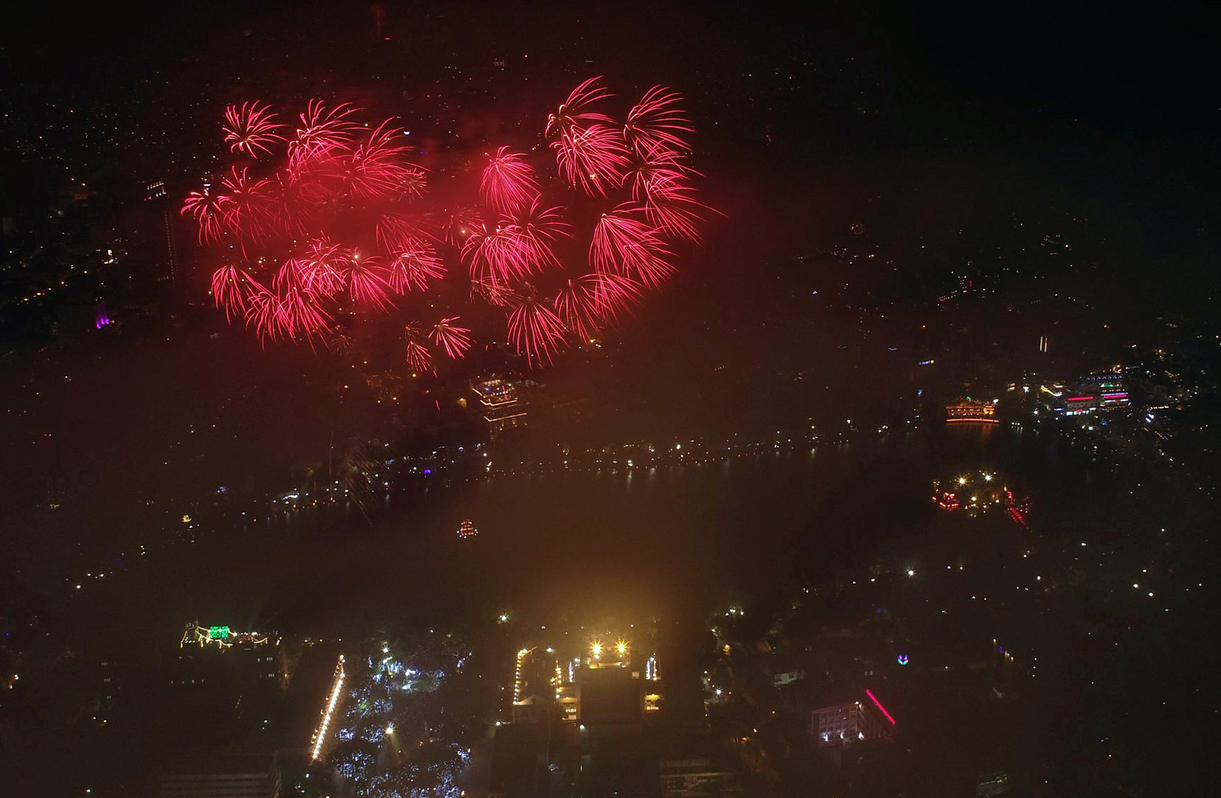 Pháo hoa chào năm mới khắp ba miền Bắc Trung Nam