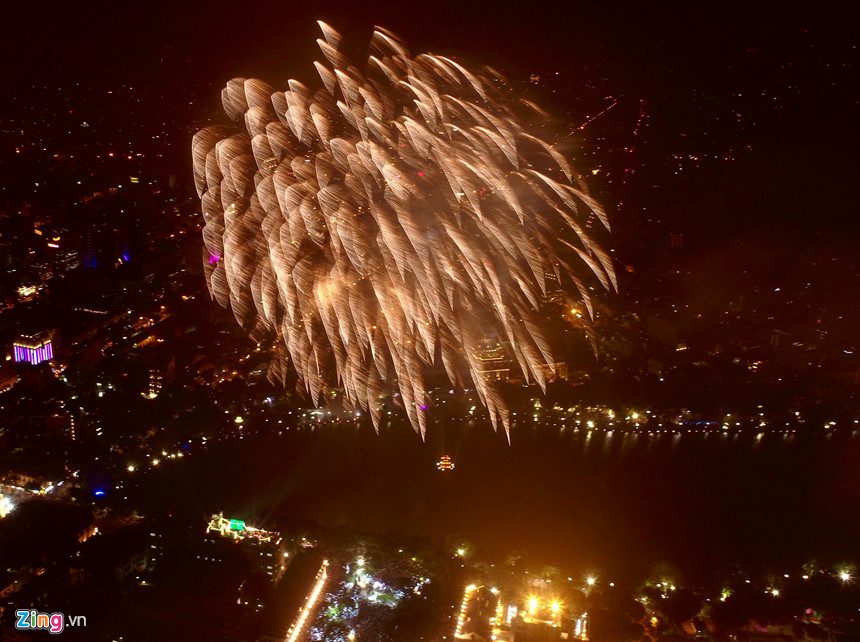 Pháo hoa chào năm mới khắp ba miền Bắc Trung Nam