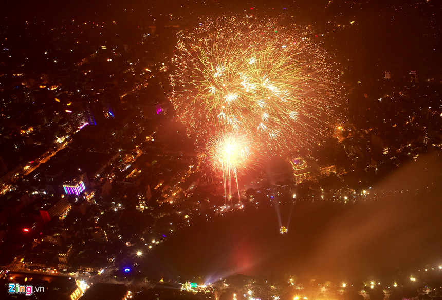 Pháo hoa chào năm mới khắp ba miền Bắc Trung Nam