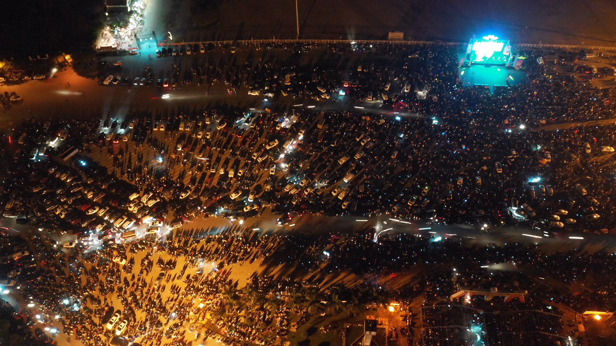 Pháo hoa chào năm mới khắp ba miền Bắc Trung Nam