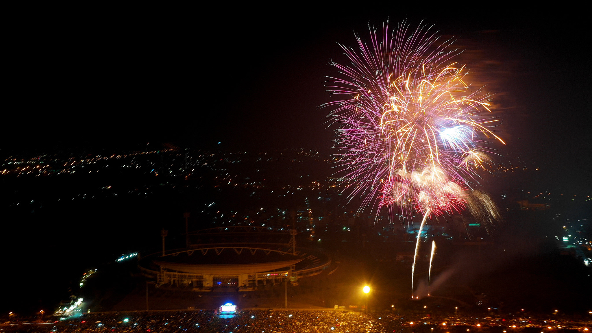 Pháo hoa chào năm mới khắp ba miền Bắc Trung Nam