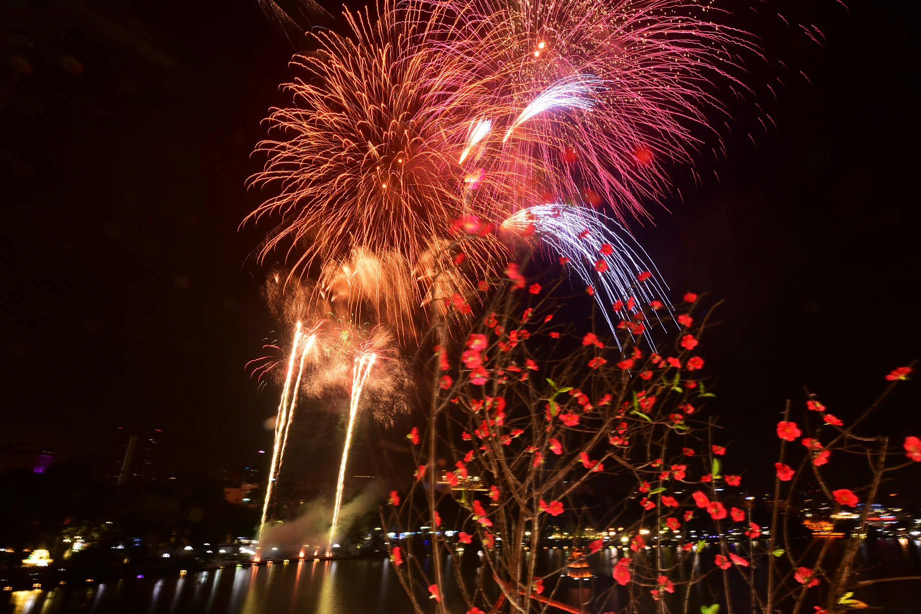 Pháo hoa chào năm mới khắp ba miền Bắc Trung Nam