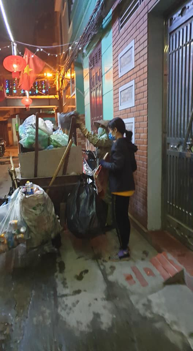 Chẳng xem pháo hoa hay đón giao thừa, cô con gái phụ mẹ đẩy chiếc xe rác cao ngất trong đêm 30 khiến nhiều người xúc động