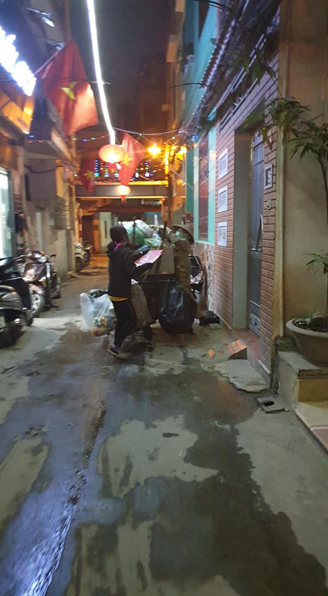 Chẳng xem pháo hoa hay đón giao thừa, cô con gái phụ mẹ đẩy chiếc xe rác cao ngất trong đêm 30 khiến nhiều người xúc động
