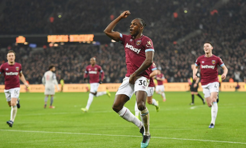 Liverpool chỉ hơn Man City ba điểm