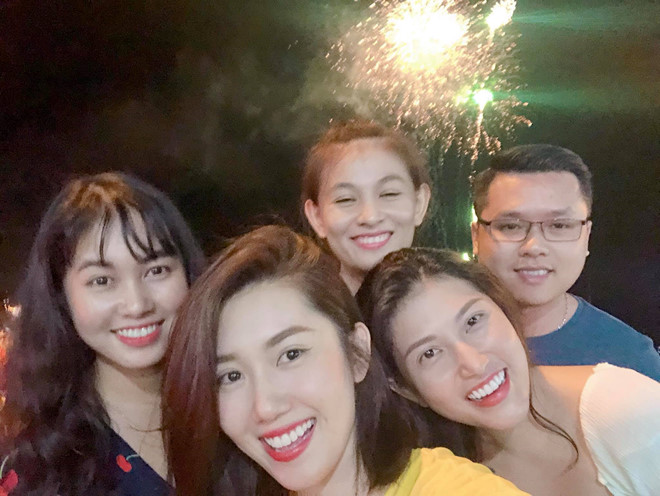 Sao Việt đón giao thừa ấm áp cùng gia đình, bạn bè