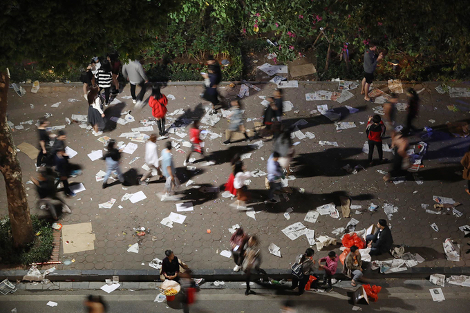 Rác ngập khu vực Hồ Gươm sau giao thừa