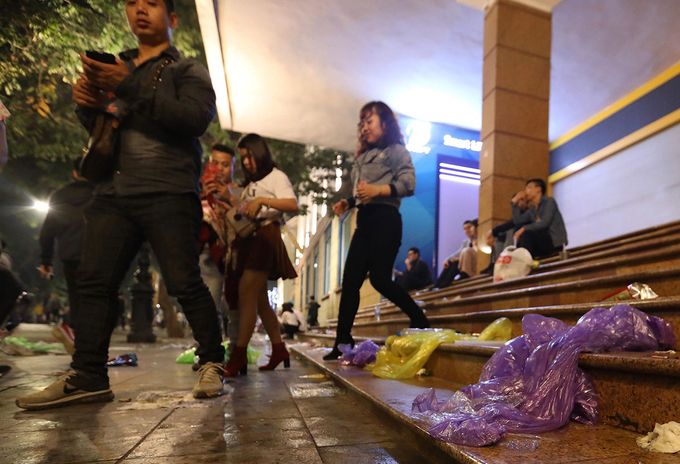 Rác ngập khu vực Hồ Gươm sau giao thừa