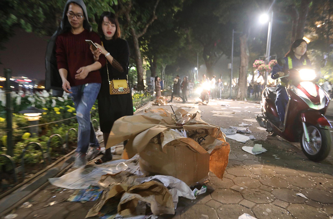 Rác ngập khu vực Hồ Gươm sau giao thừa