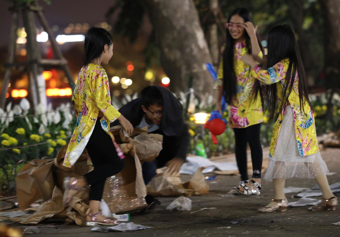 Rác ngập khu vực Hồ Gươm sau giao thừa
