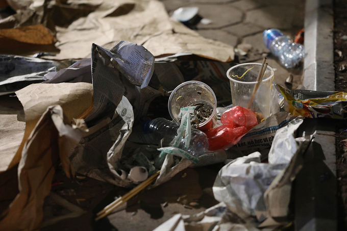 Rác ngập khu vực Hồ Gươm sau giao thừa