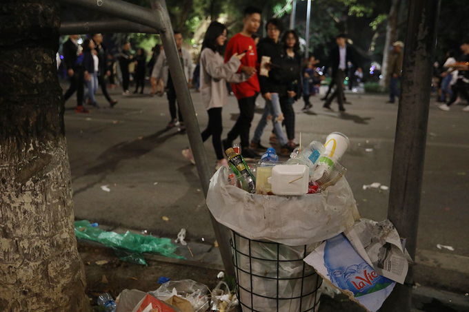 Rác ngập khu vực Hồ Gươm sau giao thừa