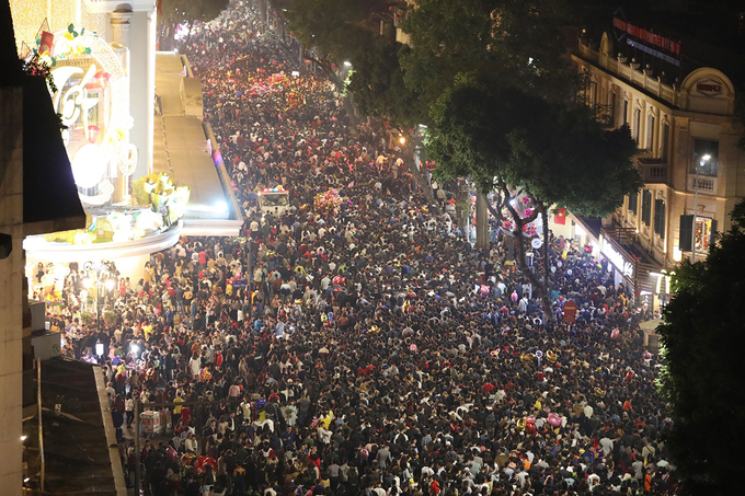 Rác ngập khu vực Hồ Gươm sau giao thừa