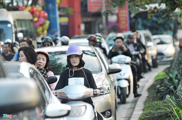 Đường phố Hà Nội tắc cứng, hỗn loạn chiều mùng 1 Tết