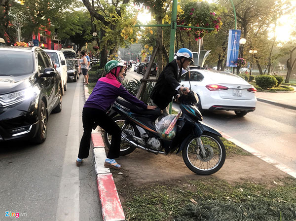 Đường phố Hà Nội tắc cứng, hỗn loạn chiều mùng 1 Tết