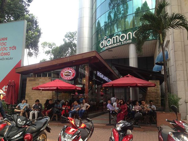 Hàng quán TPHCM đông nghịt khách ngày mùng 1 Tết, giá tăng 15%