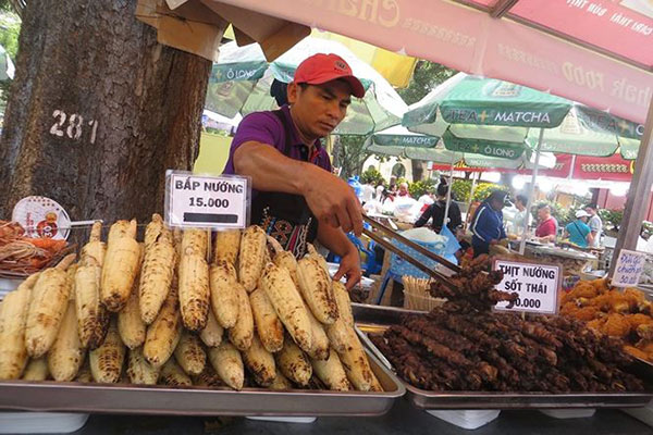 Hàng quán TPHCM đông nghịt khách ngày mùng 1 Tết, giá tăng 15%