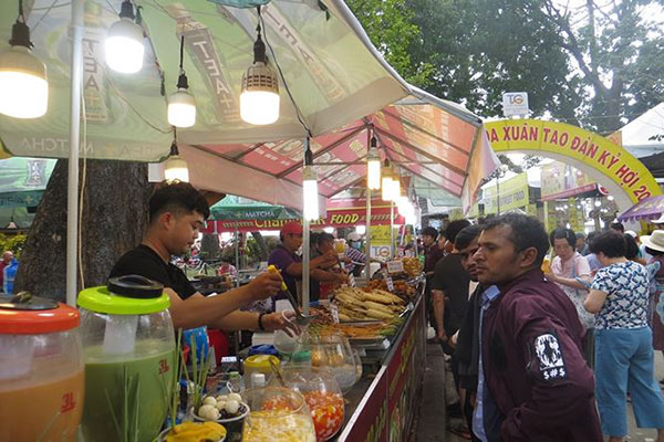 Hàng quán TPHCM đông nghịt khách ngày mùng 1 Tết, giá tăng 15%